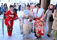 旧友との再会を喜び、式典に集う出席者（７日午前１１時ごろ。音更町文化センターで。金野和彦撮影）