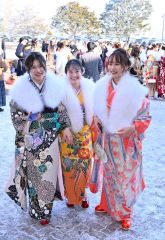 旧友との再会を喜び、式典に集う出席者（７日午前１１時ごろ。音更町文化センターで。金野和彦撮影）