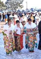 旧友との再会を喜び、式典に集う出席者（７日午前１１時ごろ。音更町文化センターで。金野和彦撮影）