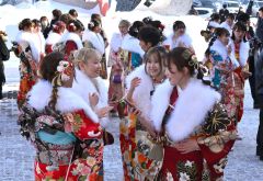 旧友との再会を喜び、式典に集う出席者（７日午前１０時半ごろ。音更町文化センターで。金野和彦撮影）