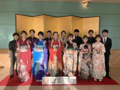 屏風前で記念撮影に収まる出席者たち（陸別）