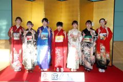 屏風前で晴れ着姿で記念撮影に収まる女性たち（陸別）