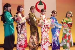 式後に笑顔で写真に納まる新成人（士幌）