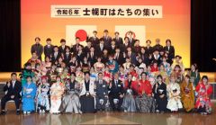 中学時代の担任教諭と一緒に記念撮影する新成人（士幌）