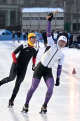 【男子２０００リレー】優勝した音更緑南のアンカー長﨑向葉（右）はゴール後、右手を高々と掲げた。左は僅差で２位となった下音更のアンカー平子諒一（３年）