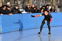 【男子１０００メートル】ゴール後、優勝した川岸虎汰朗（帯七）はハイタッチをしようとリンクサイドに駆け寄る