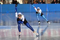 【女子１０００メートル】５００メートルに続き２冠を達成した今井千陽（手前、札内）。後方は同走の小原唯奈（忠類）