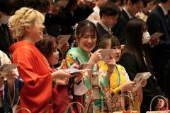 市歌斉唱する出席者（平栗玲香通信員撮影）