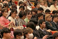 式典開始を待つ出席者（平栗玲香通信員撮影）