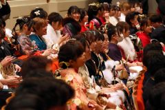 式典開始を待つ出席者（平栗玲香通信員撮影）
