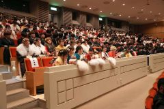 式典開始を待つ出席者（平栗玲香通信員撮影）