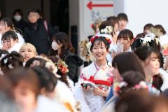友人との再会を喜ぶ出席者（平栗玲香通信員撮影）