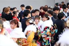 友人との再会を喜ぶ出席者（平栗玲香通信員撮影）