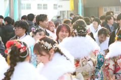友人との再会を喜ぶ出席者（平栗玲香通信員撮影）