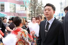 友人との再会を喜ぶ出席者（平栗玲香通信員撮影）