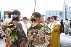 友人との再会を喜ぶ出席者（平栗玲香通信員撮影）