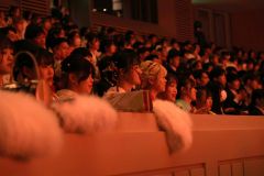節目を祝うソーラン節の演舞を鑑賞する出席者（平栗玲香通信員撮影）