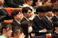 引き締まった表情で式典に臨む出席者（平栗玲香通信員撮影）