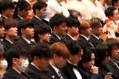 引き締まった表情で式典に臨む出席者（平栗玲香通信員撮影）
