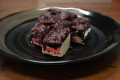 ハスカップソースの甘酸っぱさが決め手の「木野の森あんばたー」