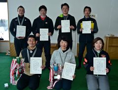 一般男女の入賞者。前列左が男子優勝の山田、中央が女子優勝の山川