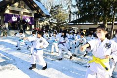 帯廣神社境内で気合を込めて突きを繰り出す田浦流空手道西帯広支部の子どもたち（８日）