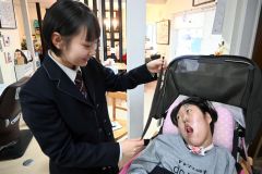 カットした自身の髪の毛の一部を妹の心菜さん（右）に見せる姉の結菜さん（左）