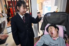 カットした自身の髪の毛の一部を妹の心菜さん（右）に見せる姉の結菜さん（左）