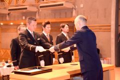 表彰状を受け取る陸別消防団員