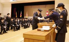 表彰状を受け取る足寄消防団員