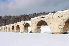 全体の３割ほどが姿を見せるタウシュベツ川橋