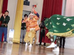 「七五三」の舞を披露して被災地の復興を祈る会員
