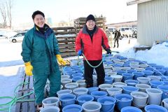 アイスキャンドル作りの作業を進める関係者たち