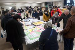 目当てのカレンダーを探す市民ら