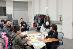 「はねる！ジャンピングカエル」作りに挑戦する児童ら