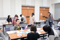 「はねる！ジャンピングカエル」作りに挑戦する児童ら