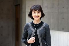 インタビュー後の写真撮影に応じた賀来さん（平栗玲香通信員撮影）