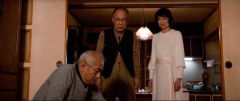 愛とぬくもりに満ちた妻役を熱演した賀来さん（右端、作中より、（Ｃ）和ら美）