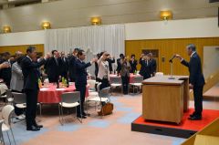 森町議会議長（右）の発声で乾杯する参加者