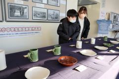 陶芸作品を鑑賞する親子