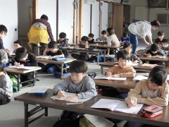 和室で学習する児童たち