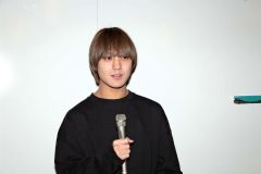 あいさつする発起人代表の類家さん