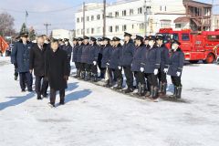 阿部町長の観閲を受ける団員たち（清水）