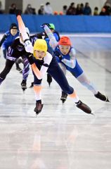 【６年男子５００メートル】競り合う佐々木煌平（士幌、黄色）と川村莞太（池田、赤）
