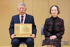 名誉町民称号の称号が授与された（左から）大谷氏とハナ子夫人