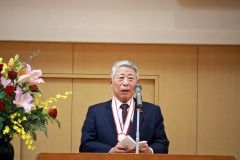 謝辞を述べる大谷氏