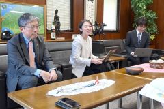 宇宙サミットのアンケート結果などを報告する小田切実行委員長（左）ら