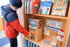 ３個のスタンプを貯めて缶バッチをゲットした小野寺さん
