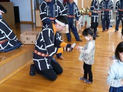 お菓子とお年玉を受け取る参加者
