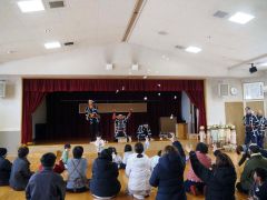 式の最後に行われた恒例の餅まき

